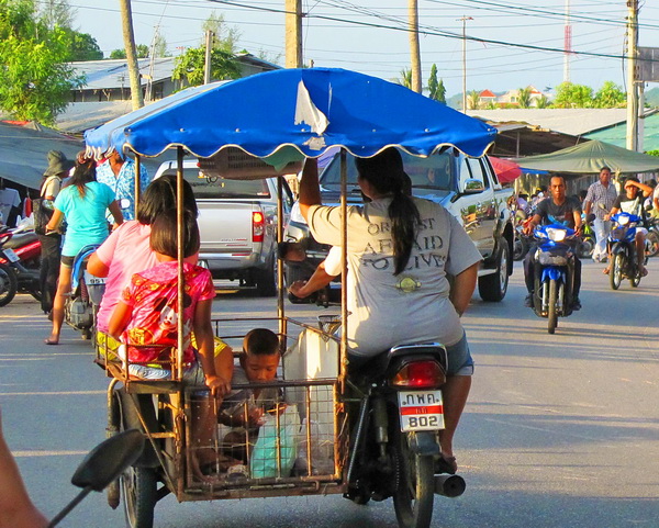 Bangtao-scooter-with-sidecar-street-food
